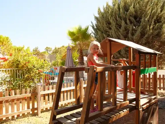 enfant aire de jeux camping Nîmes Gard